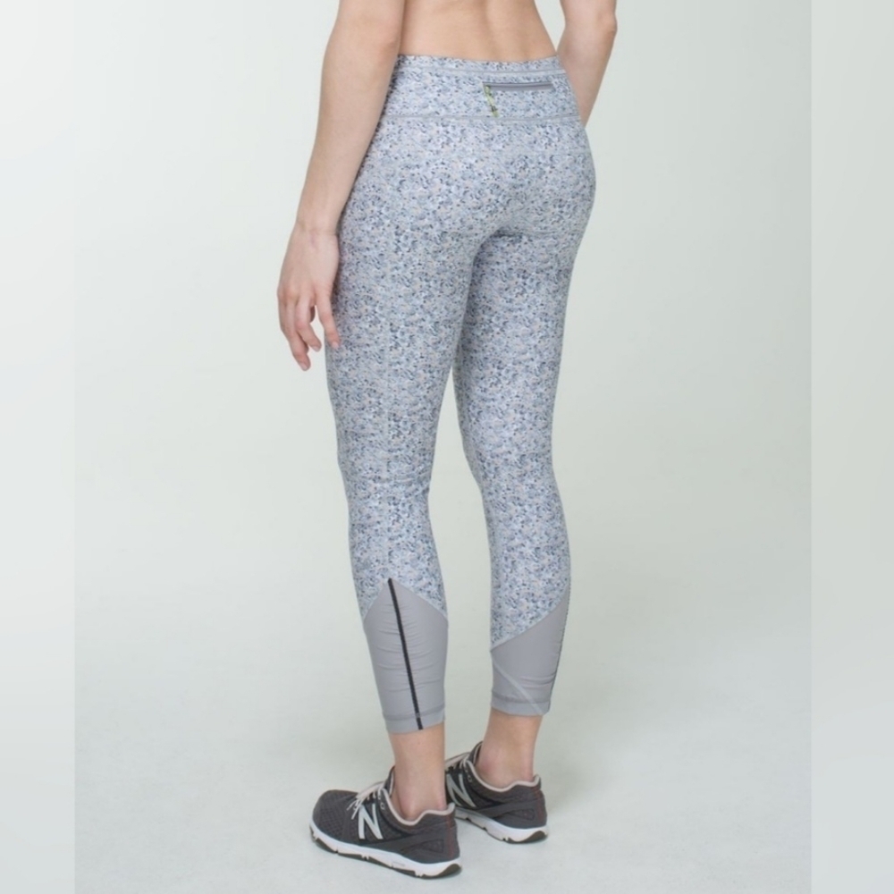 Lululemon Pace Queen Tight in Petite Fleur Silver Spoon / Ambient Grey Size 4
